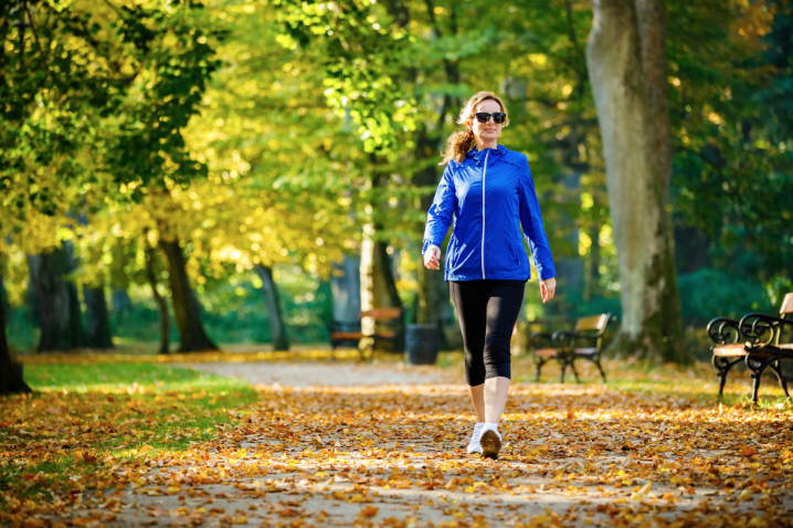 Conoce el tiempo debes caminar al día para un impacto positivo en tu salud