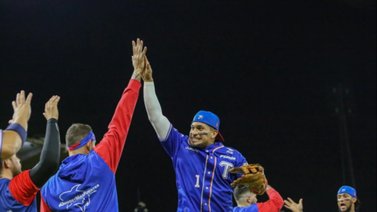 Tiburones desplazó a Magallanes del liderato de la LVBP (VIDEO)