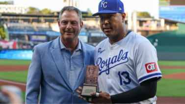 El venezolano Salvador Pérez gana el premio Roberto Clemente