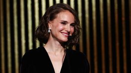 ¿Por qué la actriz Natalie Portman estuvo como invitada especial en los premios del Balón de Oro?