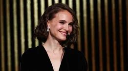 ¿Por qué la actriz Natalie Portman estuvo como invitada especial en los premios del Balón de Oro?