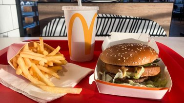 Estudiante contrae insuficiencia renal tras comer hamburguesa de McDonald's