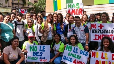 Lanzan campaña "No le des dinero, dale amor" para apoyar a limpiaparabrisas