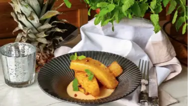 Piña asada con crema de ron: postre para paladares exquisitos Piña asada con crema de ron: postre para paladares exquisitos