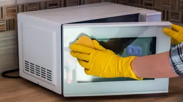 Tres errores que cometes al limpiar el microondas y no lo sabías Tres errores que cometes al limpiar el microondas y no lo sabías