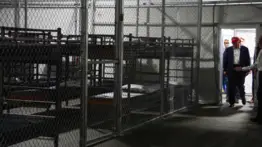 Revelan las estrictas reglas de Alligator Alcatraz: así visten a los inmigrantes detenidos