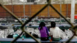 Freno judicial a Trump: Juez bloquea la política de detención de menores migrantes en centros para adultos