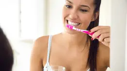 ¿Quieres tener los dientes blancos? Esta es la fórmula natural más efectiva para remover las manchas que dejan las bebidas oscuras 