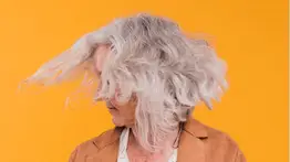 Hidrata el cabello canoso con esta mascarilla natural rica en vitaminas a base de aceite de coco: así debes aplicarla