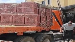 En video: camión de carga se estrella contra reconocida panadería en Carabobo