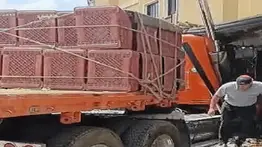 En video: camión de carga se estrella contra reconocida panadería en Carabobo