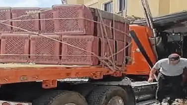 En video: camión de carga se estrella contra reconocida panadería en Carabobo En video: camión de carga se estrella contra reconocida panadería en Carabobo