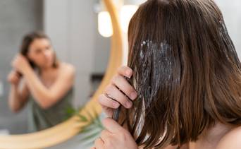 Mascarilla a base de maicena: una solución casera y milagrosa para un cabello liso y sin frizz 