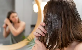 Mascarilla a base de maicena: una solución casera y milagrosa para un cabello liso y sin frizz 