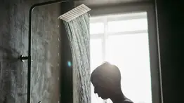 Plomero comparte truco para quitar el sarro de la ducha: basta con un ingrediente que siempre tienes en tu cocina