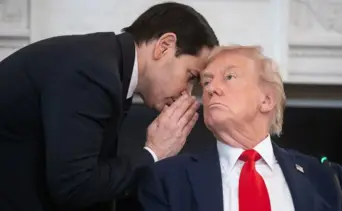 "Estamos muy cerca de un acuerdo en Oriente Medio": afirma Trump luego de recibir un mensaje al oído