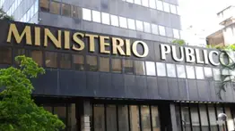 ¡En video! Violento ataque de un chofer contra el colector: Fiscalía le imputará estos delitos