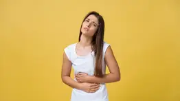 ¿Te duele el estómago después de comer?: médico especialista explica posibles causas y cómo evitarlo