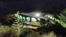 Volcamiento de autobús deja múltiples heridos: esto se sabe sobre los pasajeros