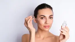 Hidratante y antiarrugas: así es este aceite rico en vitamina E y ácidos grasos, basta con un par de gotas