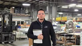 Lewis Fierro es galardonado como experto en ingeniería y diseño de moldes