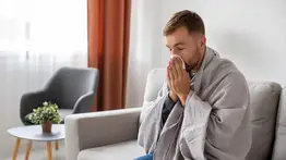 Deja atrás la gripe con este remedio de la “abuela”: solo necesitas ajo, limón y jengibre para preparar la infusión