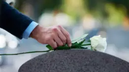 Qué hacer si un familiar muere dentro de casa en Venezuela: guía legal, médica y administrativa