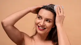 Regula la producción de grasa en el cabello con esta mascarilla natural a base de dos ingredientes que siempre tienes en casa: así debes prepararla y aplicarla