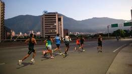 2001ONLINE - VENEZUELA - CAMINATA PLAZA'S