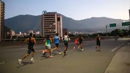 2001ONLINE - VENEZUELA - CAMINATA PLAZA'S