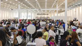 Miles de personas abarrotaron las tiendas de Multimax en su sexto aniversario