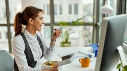 Experta en nutrición lanza importante advertencia: “Lo que comes en la oficina dice más de ti de lo que crees”