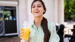 Mantente con energía durante el día con este batido natural rico en vitaminas y antioxidantes: prepáralo en tres simples pasos