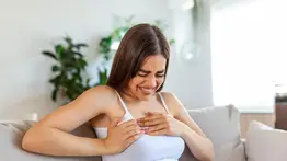 ¿Dolor en las mamas?: experta señala que no siempre está asociado con cáncer y explica la causa