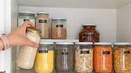 Elimina los gorgojos de todos los estantes de tu casa: experta en cuidado del hogar recomienda estas hojas que usas mucho en tu cocina