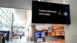 Pánico a bordo en EEUU: hombre apuñala a dos adolescentes con un tenedor en pleno vuelo