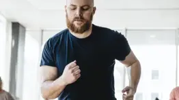 Gimnasio de China genera polémica con una campaña: el ganador recibirá un Porsche