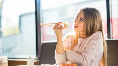 Te crees experto en sushi, pero lo has comido mal toda la vida: el secreto no es solo saber usar los palillos Te crees experto en sushi, pero lo has comido mal toda la vida: el secreto no es solo saber usar los palillos