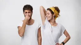 Adiós mal olor y manchas de sudor en la ropa: prepara esta mezcla en casa con solo tres ingredientes a muy bajo costo