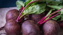 ¿Alimento inofensivo? Nutricionista termina en el hospital tras comerse una remolacha