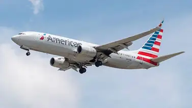 Pánico en la pista de Denver: evacúan por toboganes un avión de American Airlines tras estallar un neumático Pánico en la pista de Denver: evacúan por toboganes un avión de American Airlines tras estallar un neumático