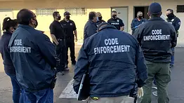 Fiscalización municipal en Santa Ana: inspectores de código no pueden indagar en estatus migratorio