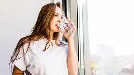 Beneficios del primer vaso: Entérate qué le pasa a tu cuerpo cuando bebes agua antes del desayuno