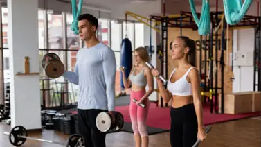 Entrenamiento para el futuro: los jóvenes eligen la salud frente a la belleza física en el gimnasio Entrenamiento para el futuro: los jóvenes eligen la salud frente a la belleza física en el gimnasio
