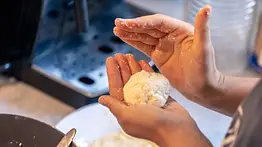 Entre harina y grasa sagrada: El crujir del chicharrón que transformó la arepa tradicional 