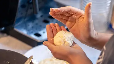 Entre harina y grasa sagrada: El crujir del chicharrón que transformó la arepa tradicional Entre harina y grasa sagrada: El crujir del chicharrón que transformó la arepa tradicional