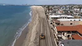 Riesgo de colapso: olas del Pacífico obligan a reconsiderar el paso del tren por el sur californiano