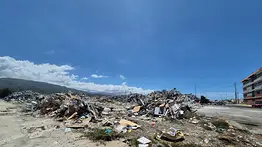 Rescatistas continúan labores en Playa Grande, tras el doblete sísmico que afectó al litoral central