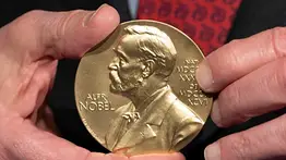 Científico belga recibe el Premio Nobel de Física a sus 82 años: estas son las contribuciones que le valieron el galardón