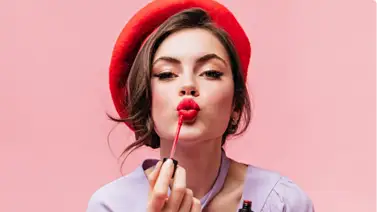 Labial rojo frente al rosa empolvado: conoce el cambio de tendencia que conquista la moda otoñal Labial rojo frente al rosa empolvado: conoce el cambio de tendencia que conquista la moda otoñal